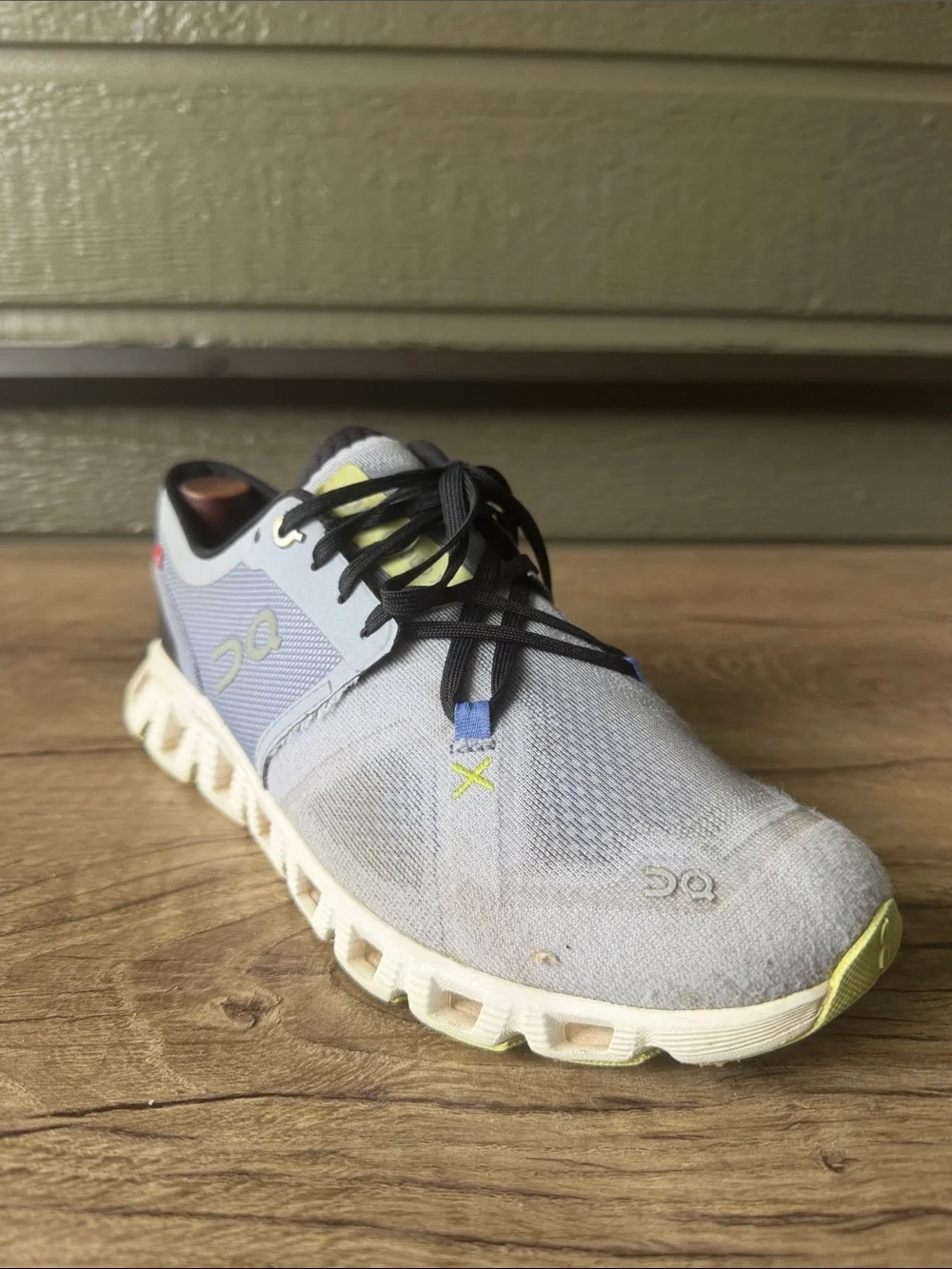 On Running Cloud Women’s Shoes in Light Gray with Yellow Accents size W 8